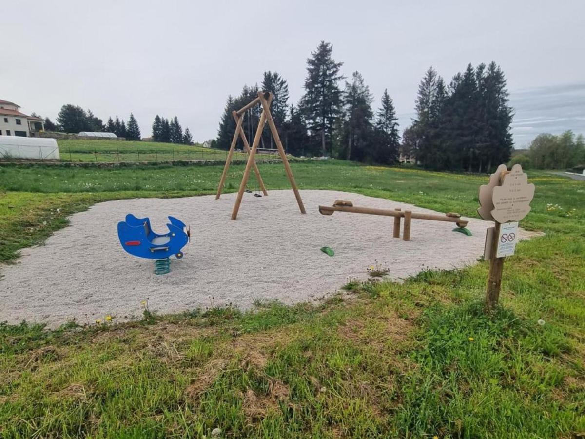 Gite Avec Cheminee, Terrasse Et Wifi - Animaux Acceptes - Fr-1-496-163 Usson-en-Forez Bagian luar foto